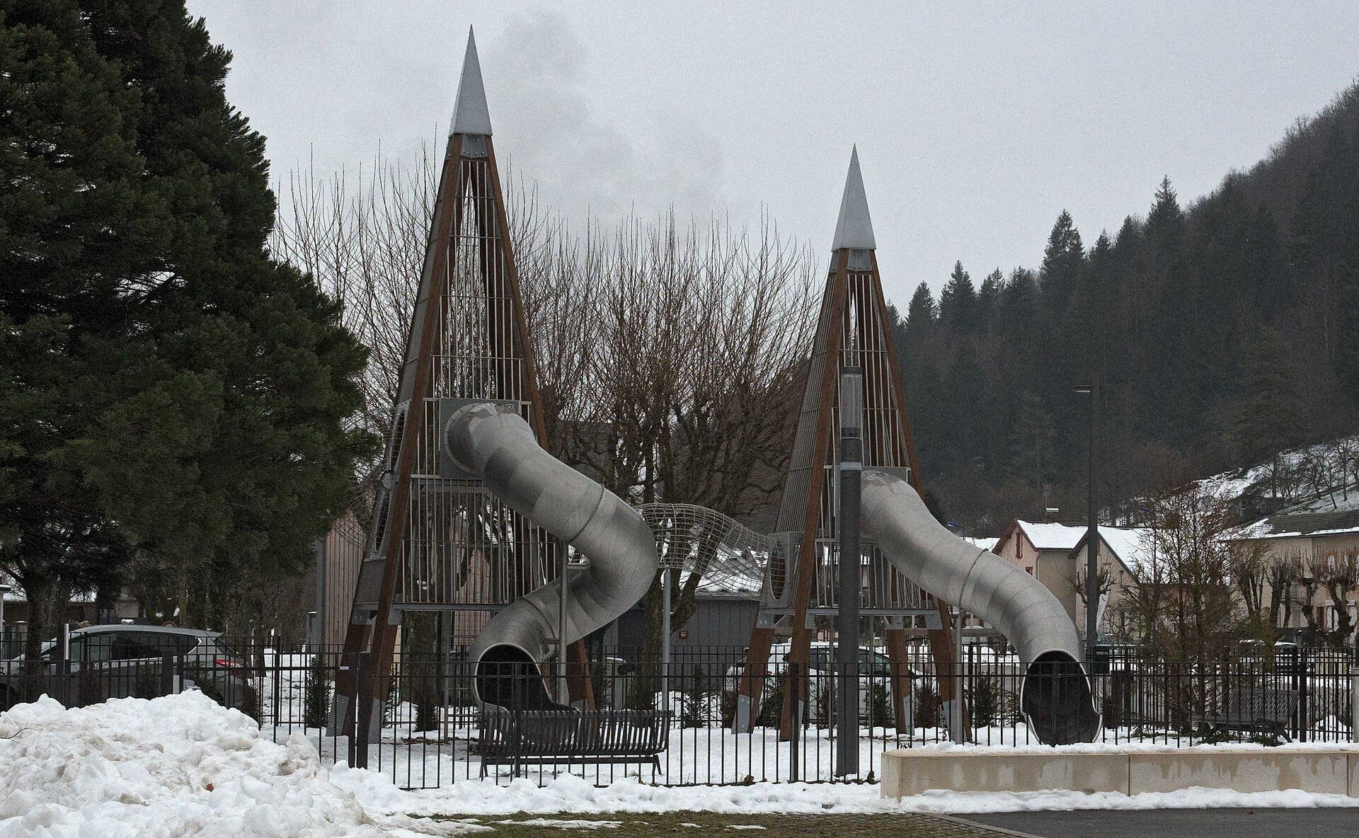 2023.02-522-014ap2 playground,tube slide Moirans-en-Montagne(Jura Dpt),FR wed01feb2023-0941h