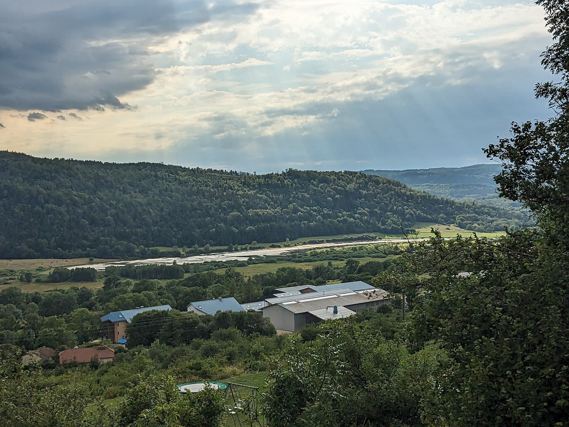 Cormaranche-en-Bugey - Route de Servoin - Vue sur l'étang des Lésines
