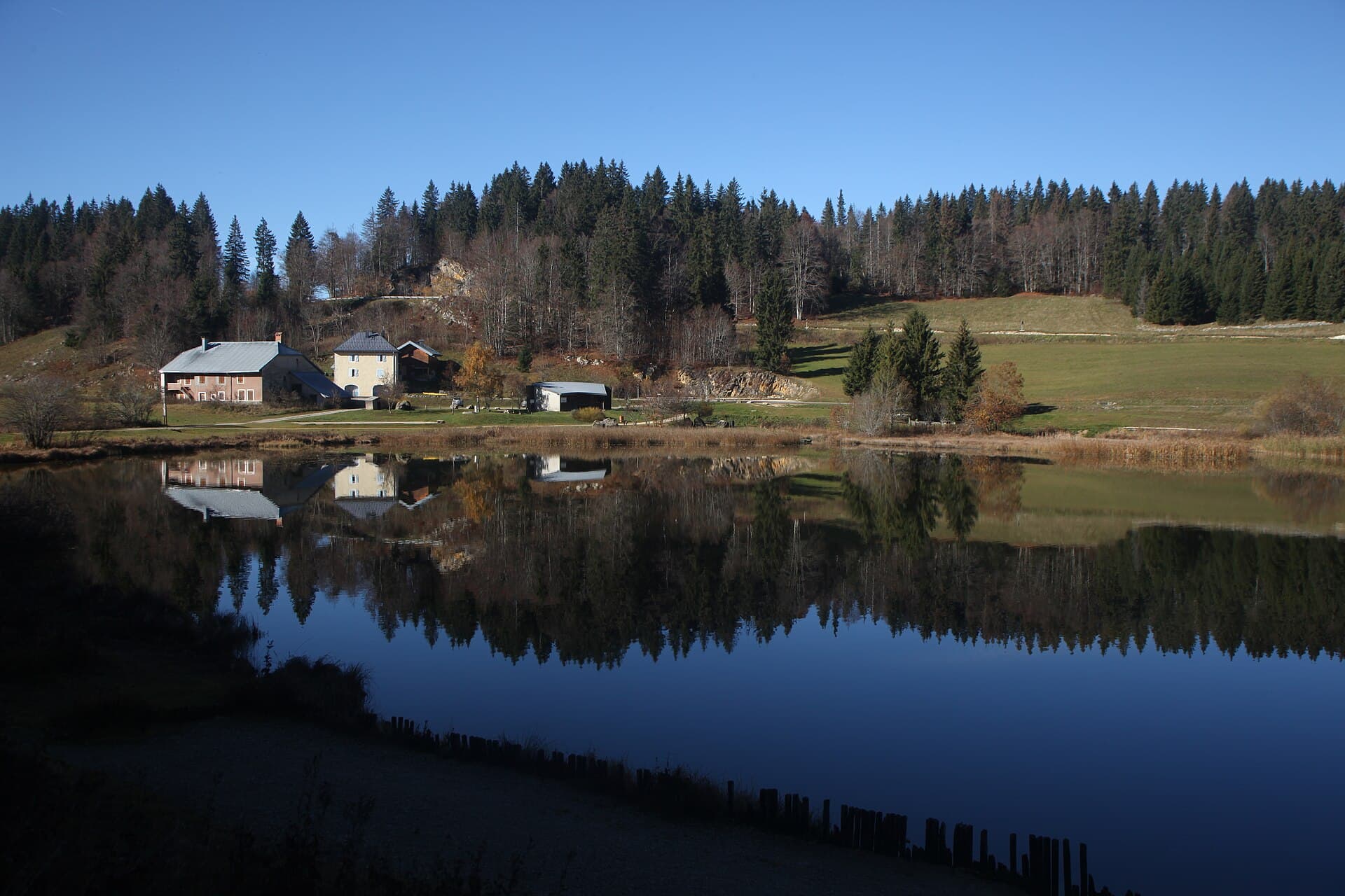 Reflet au lac de Lamoura - img 40438