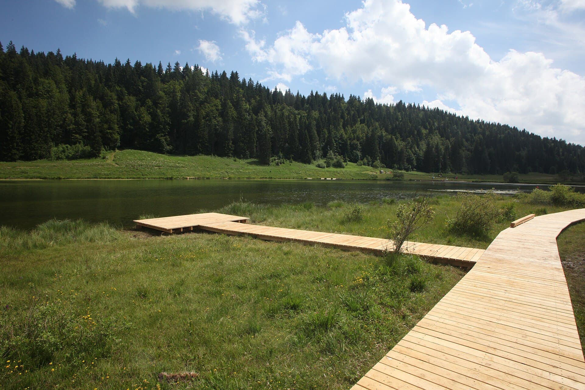 Lac de Lamoura - sentier et ponton