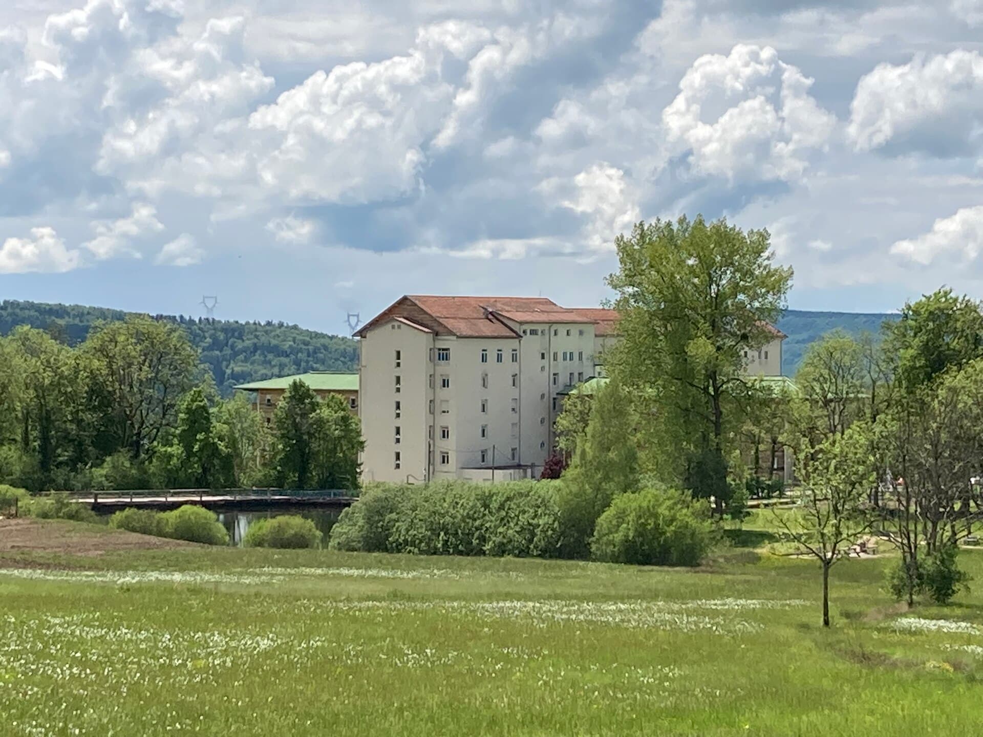 Sanatorium L'Albarine Hauteville-Lompnes Mai 2024 vue de loin
