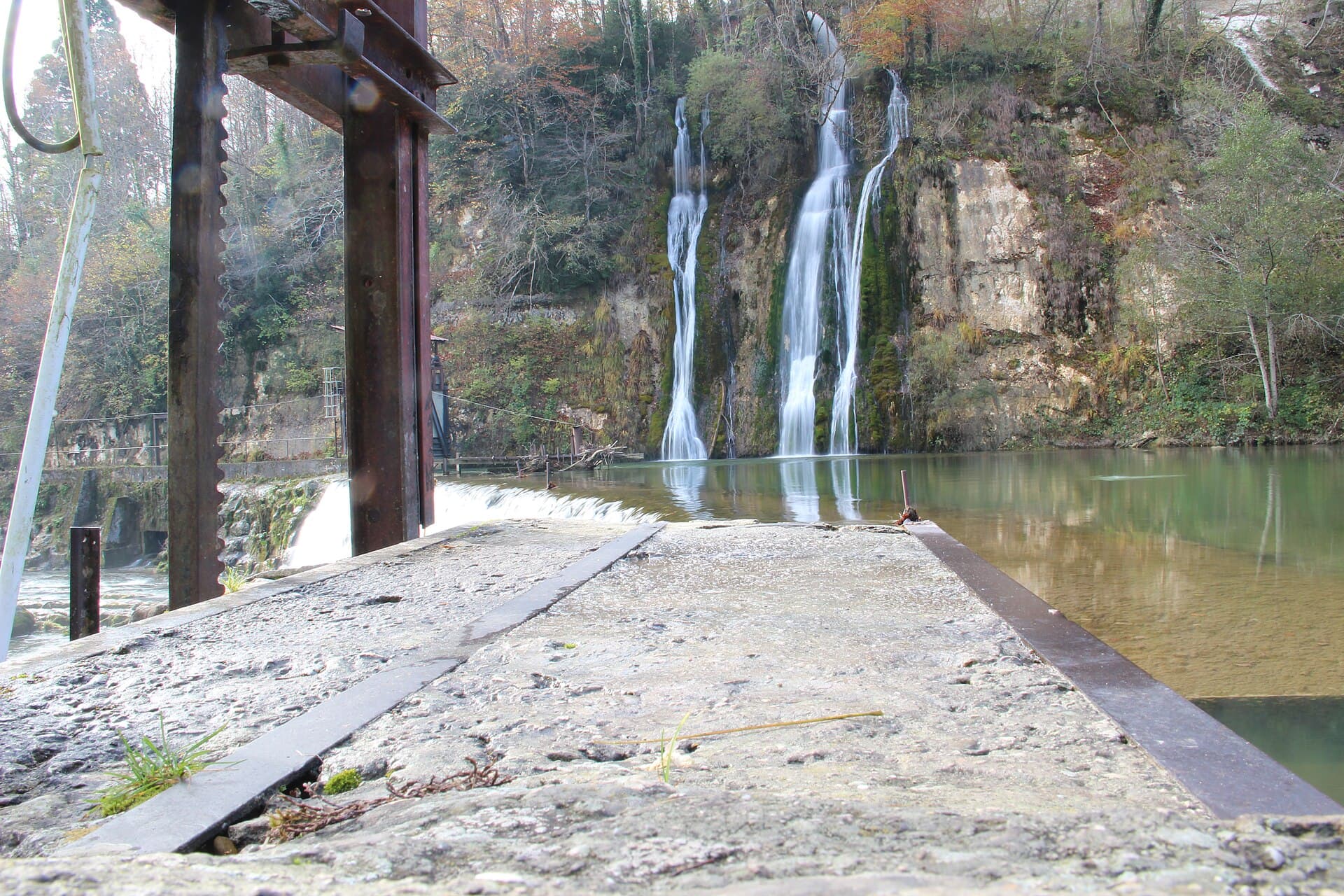 Waterfall at the Barrage de Métral (13466576373)