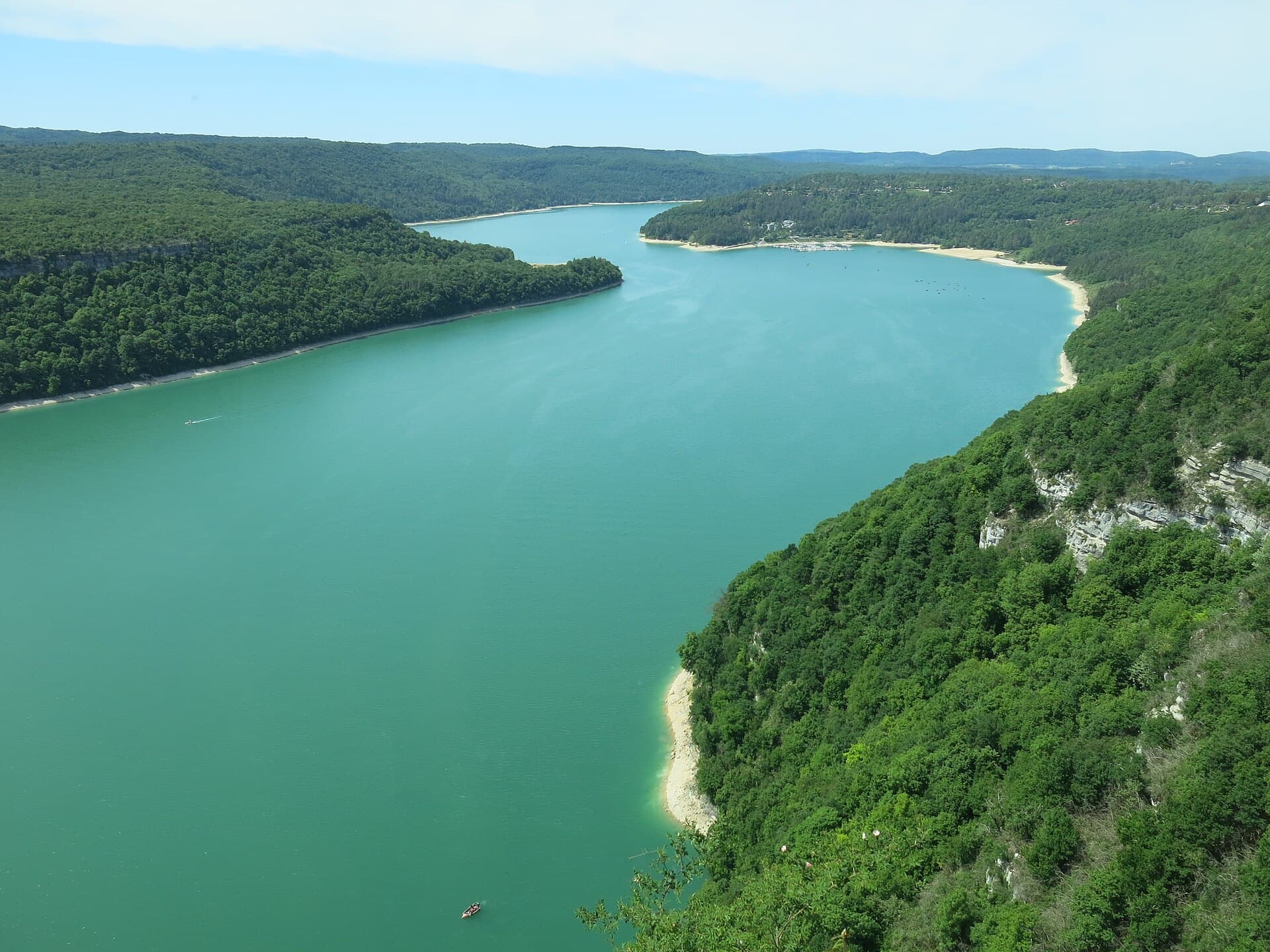 Vue du lac de Vouglans depuis le Regardoir (Jura)