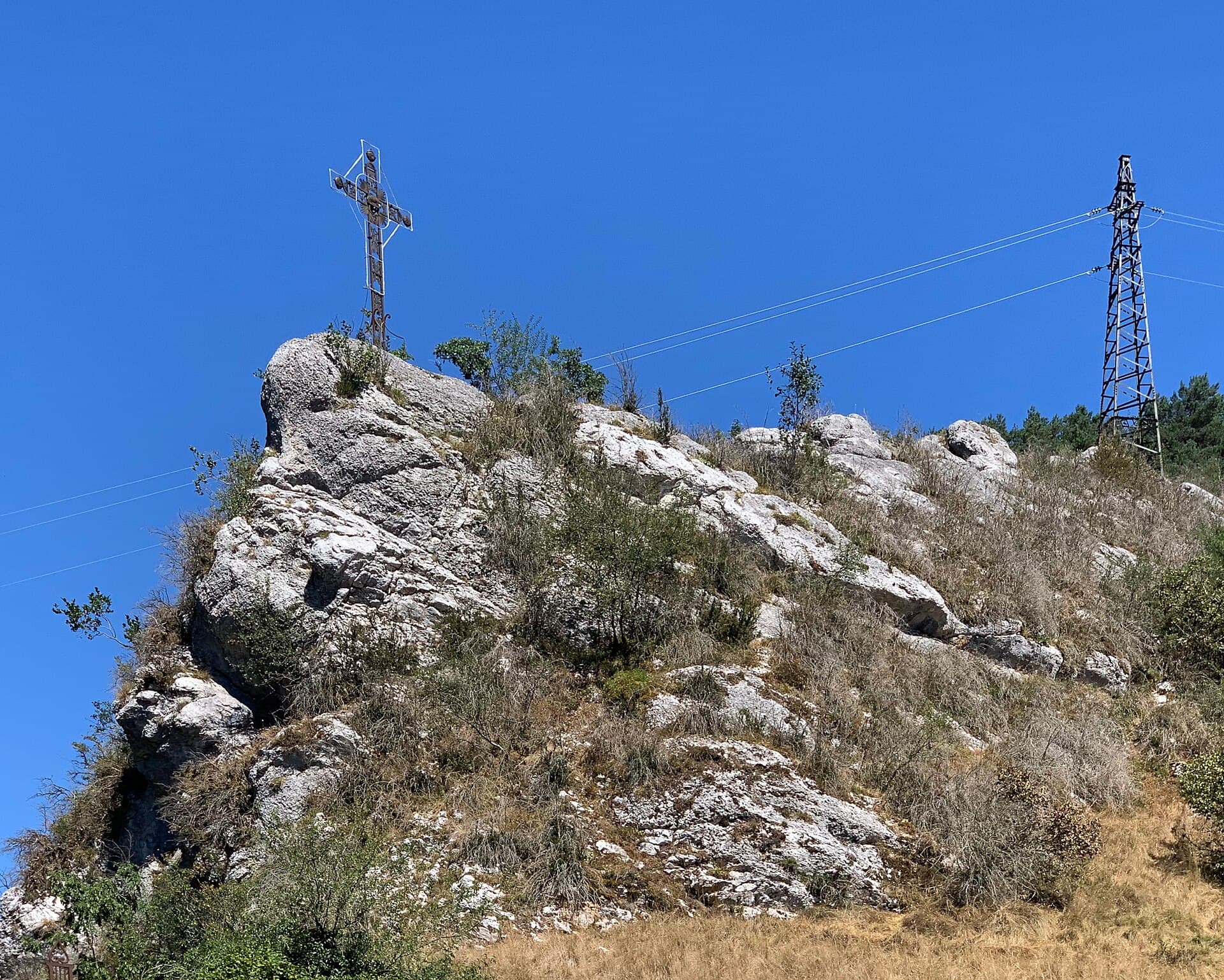 Croix sur un rocher à Matafelon-Granges (août 2020)