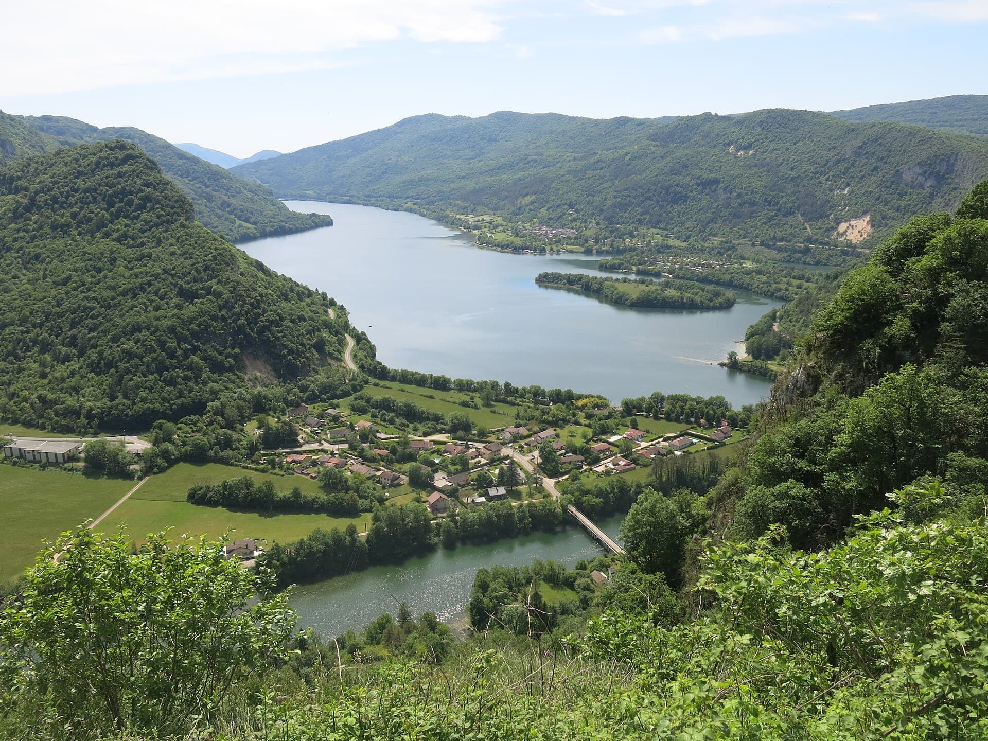 Vue sur le lac de Coiselet depuis le belvédère sous la Roche