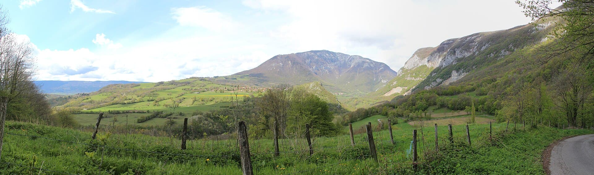 Panoramic view of Crêt d'Eau and Vuache - panoramio