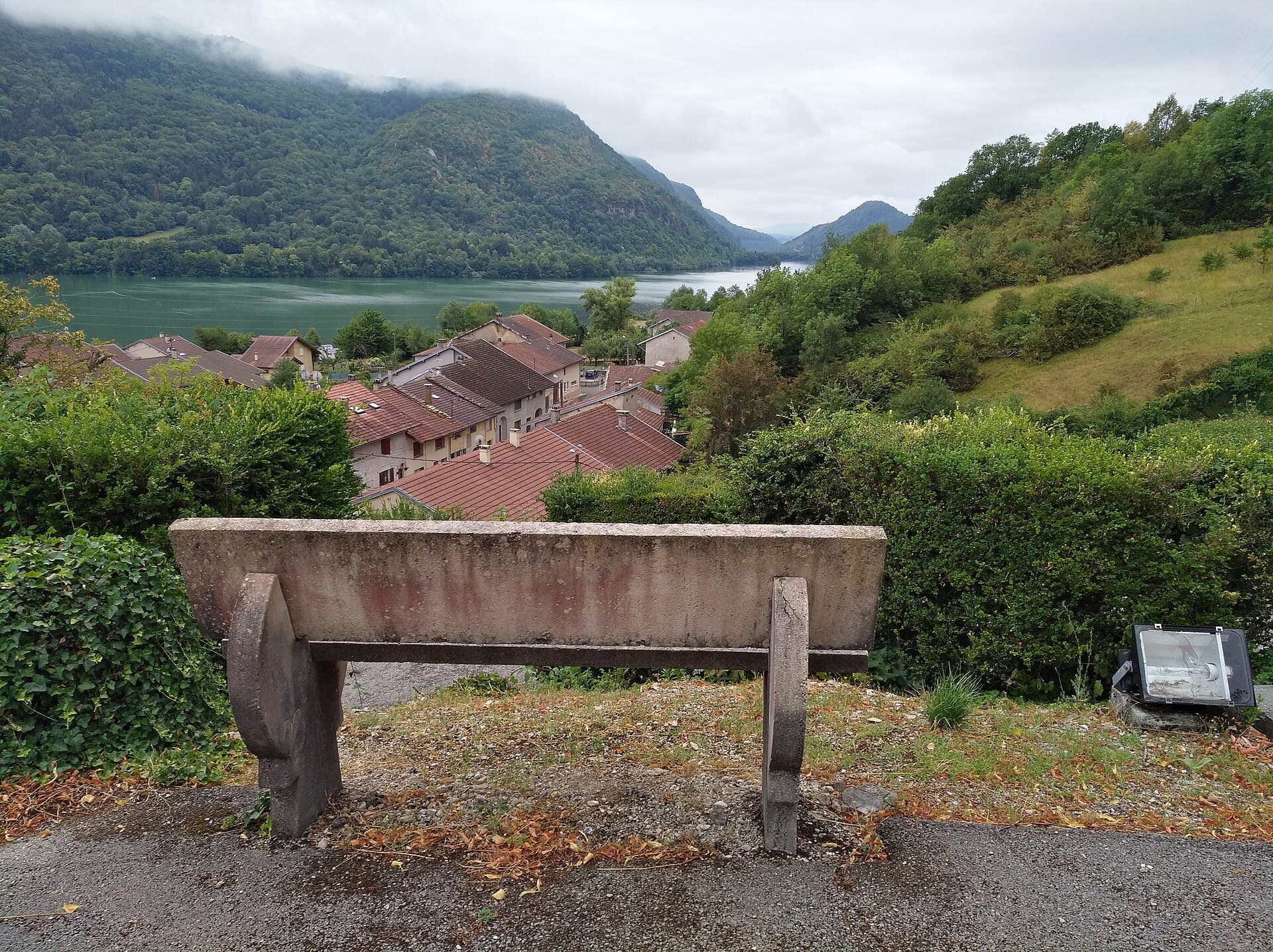 Condes (Jura) - Vue générale avec banc et lac de Coiselet (juil 2018)