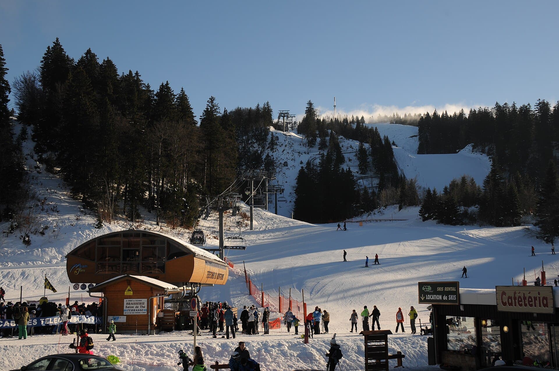 Lots of skiers at saturday 23 Januari 2016 at Col de la Faucille 1323 m - panoramio